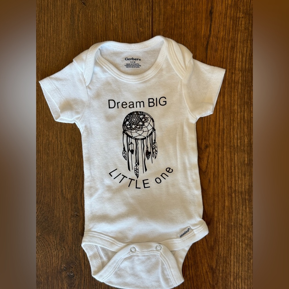 ✨4/$15✨ Dream Big Little One Baby Onesie Gerber Size 0-3 Months